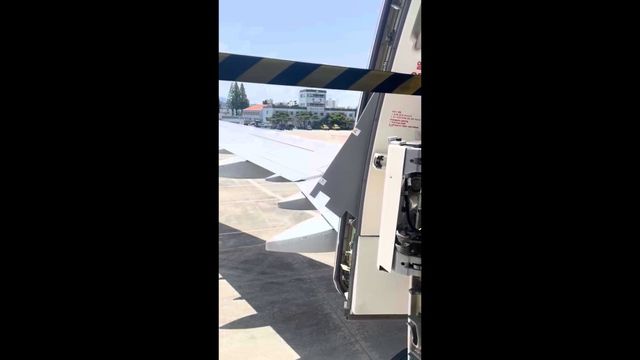 착륙 이후 문 개방된 채 이동하는 아시아나 항공기 