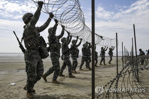 합동 도서방어종합훈련서 장애물 설치하는 장병들