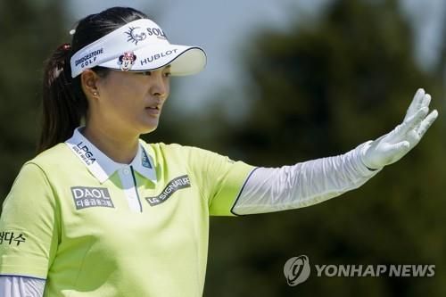그린을 살피는 고진영.