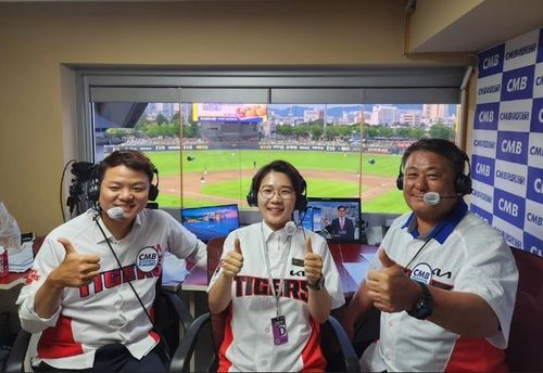 명예해설 위원 참여한 김보미(중앙) 강진군 의장