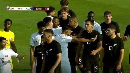 뉴질랜드와 카타르 선수들이 옥신각신하는 모습 