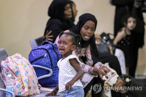 이라크 공항서 대기하는 수단 분쟁 피란민