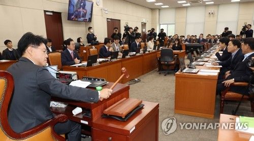 의사봉 두드리는 장제원 행정안전위원장