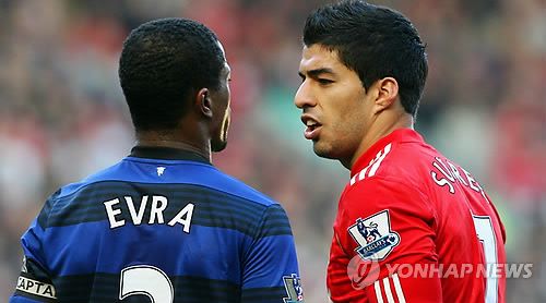 에브라 인종차별한 수아레스(오른쪽)