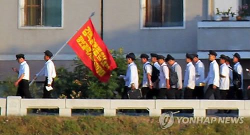 2011년 건설현장으로 향하는 김책공대 학생들