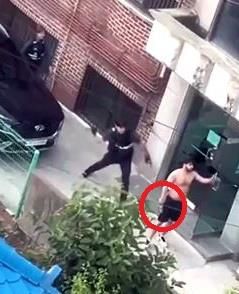 장봉으로 내려치는 경찰관