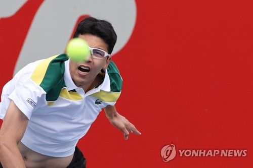 강서브 넣는 정현