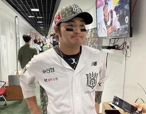경기 후 인터뷰하는 kt 박병호
