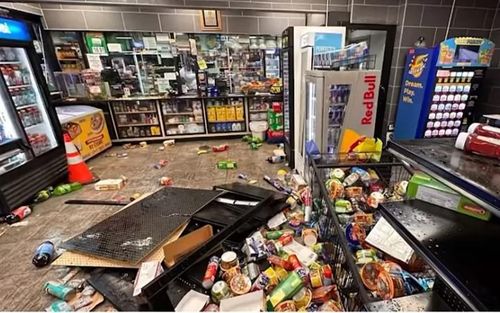 흑인 청소년들의 약탈 대상이 된 시카고 브론즈빌 주유소 편의점