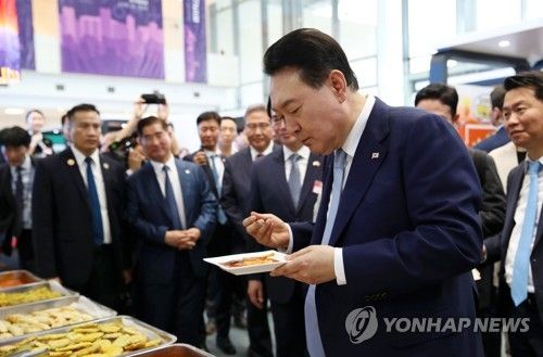 K-푸드 박람회 방문해 떡볶이 시식하는 윤 대통령