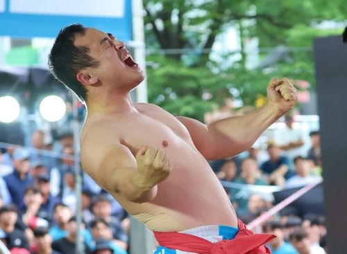 환호하는 윤필재