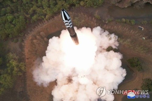 북한 "고체연료 사용 화성포-18형 첫 시험발사"