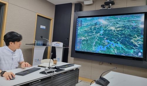 디지털 트윈 물 관리 기술 설명하는 한국수자원공사 직원