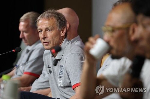 취재진 질문에 답하는 클린스만 감독