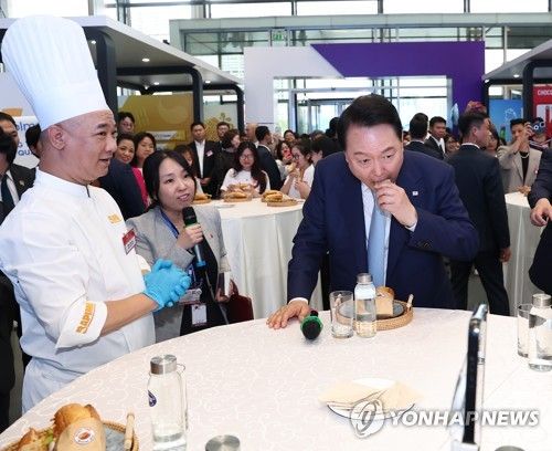 K-푸드 박람회 방문해 '김치 반미' 샌드위치 맛보는 윤 대통령
