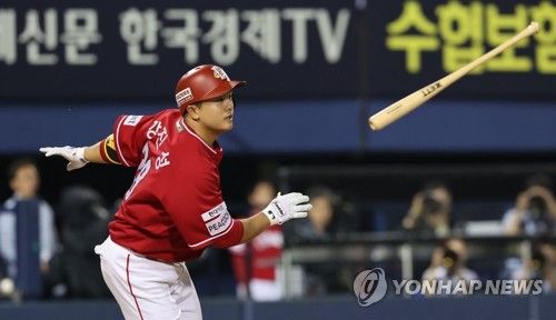 2타점 2루타 치는 SSG 강진성