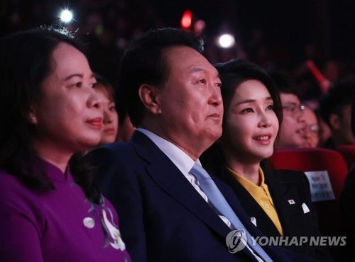 한·베트남 문화교류의 밤 공연 관람하는 윤석열 대통령 부부