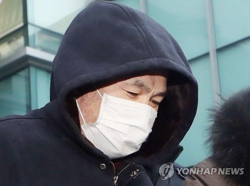 얼굴 드러낸 중년여성·공범 살인범 권재찬