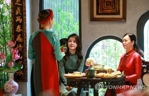 대화하는 한-베트남 정상 배우자