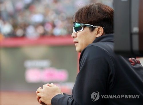 경기 지켜보는 나성범