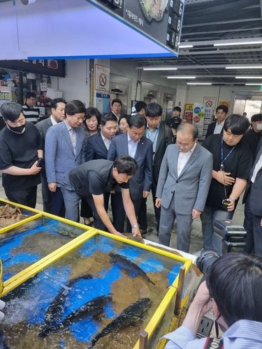 가락수산시장 찾은 국민의힘 윤재옥 원내대표