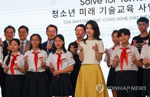 김건희 여사, 베트남 청소년 미래 기술 교육사업 현장 방문