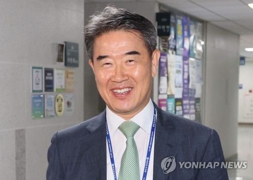 회의장 향하는 유재풍 국회 윤리위 윤리심사자문위원장