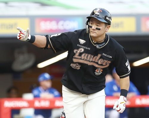 최주환이 대타로 나서 만루홈런을 터뜨렸다.