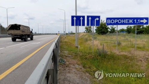 보로네시 주변에서 모스크바로 향하는 바그너 그룹 군용차량