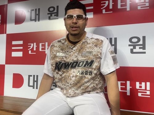 늠름한 자태로 승리 투수 인터뷰를 하는 키움 아리엘 후라도