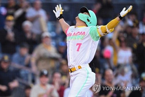 MLB서 첫 선두 타자 홈런 치고 양팔 벌려 기뻐하는 김하성 