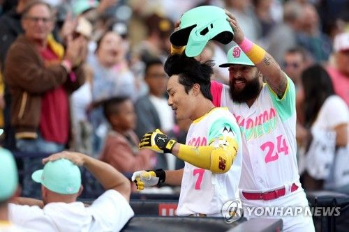 홈런 치고 더그아웃에서 동료의 환영 받는 김하성 