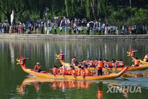 22일 베이징 롱탄공원에서 단오를 맞아 이뤄진 용 보트 경주