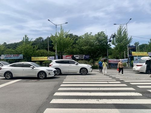 광주 서구 풍암동 교차로에 설치된 정당현수막들 