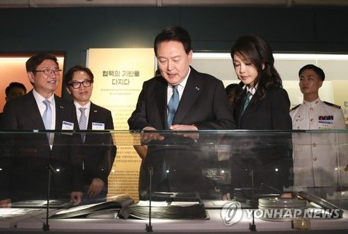 윤석열 대통령 내외, '한미동맹 70주년 특별전' 관람