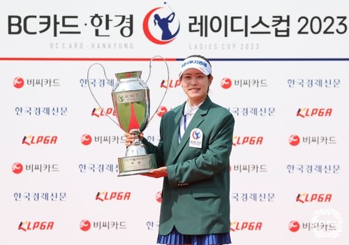 우승 트로피 들어 올리는 박민지