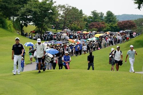 한승수와 이재경을 따르는 갤러리.