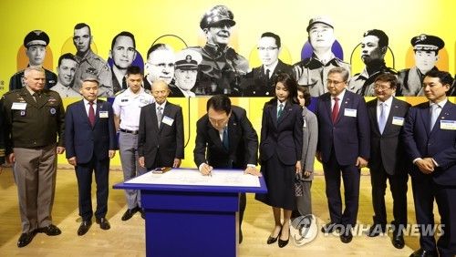 윤석열 대통령, '한미동맹 70주년 특별전' 관람