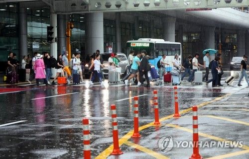제주 오자마자 장맛비라니