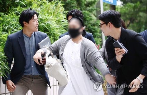 140억대 상품권 사기…인터넷 카페 운영자 구속심사 출석