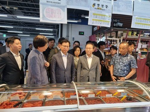 가락수산시장 찾은 국민의힘 윤재옥 원내대표