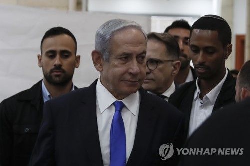 심각한 표정으로 예루살렘 지방법원 청사에 출두한 네타냐후.