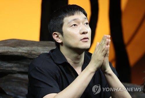 연극 '나무 위의 군대'의 배우 손석구