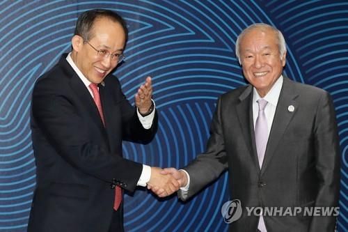 악수하는 한·일 재무장관