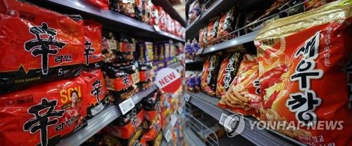 농심, 신라면 50원·새우깡 100원 인하