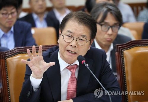 답변하는 이정식 고용노동부 장관