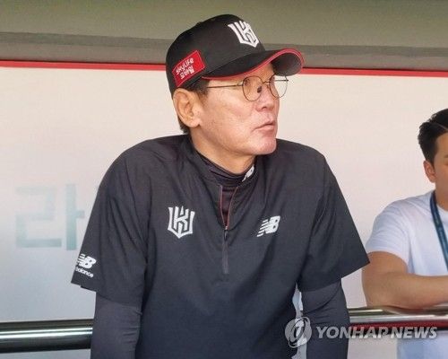 인터뷰하는 이강철 감독