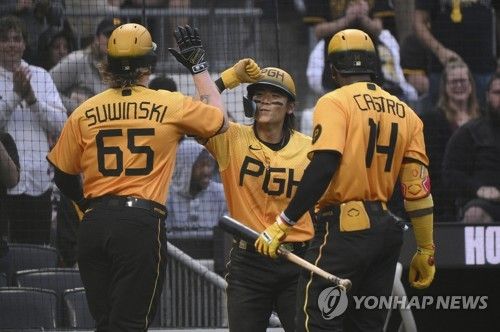 홈런 친 스윈스키를 환영하는 배지환(가운데) 