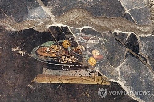 폼페이 고대 유적의 한 주택 건물에서 발견된 프레스코 벽화 [폼페이 고고학 공원 제공, AFP=연합뉴스]