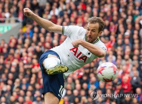 슈팅을 시도하는 해리 케인